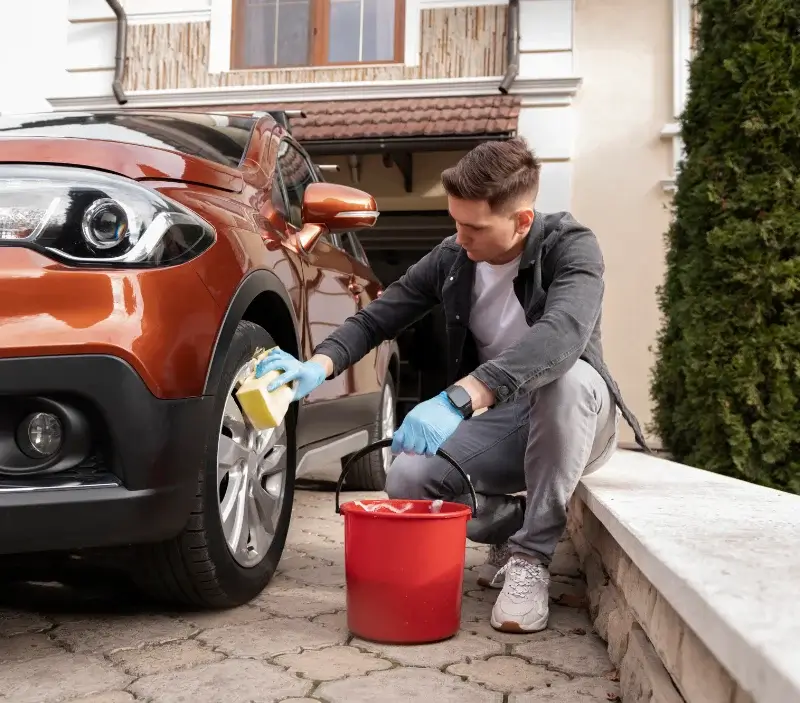 Lavage auto à domicile Rillieux-la-Pape : professionnel intervenant sur un véhicule
